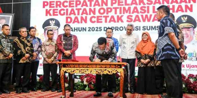 Bupati Muba, HM Toha menandatangani Memorandum of Understanding (MoU) untuk Survei Investigasi Desain (SID) di Griya Agung, Kamis (24/4/2025) malam. Foto: Kominfo Muba.