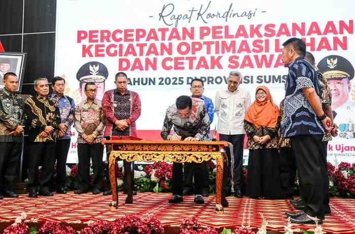 Bupati Muba, HM Toha menandatangani Memorandum of Understanding (MoU) untuk Survei Investigasi Desain (SID) di Griya Agung, Kamis (24/4/2025) malam. Foto: Kominfo Muba.