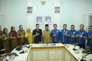 Wakil Wali Kota Palembang Prima Salam saat menerima audiensi Dewan Pengurus Wilayah Gerakan Ekonomi Kreatif Nasional (Gekrafs), di Ruang Rapat II Setda, Selasa (8/4/2025). Foto: Kominfo Palembang.