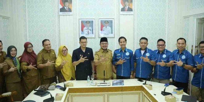 Wakil Wali Kota Palembang Prima Salam saat menerima audiensi Dewan Pengurus Wilayah Gerakan Ekonomi Kreatif Nasional (Gekrafs), di Ruang Rapat II Setda, Selasa (8/4/2025). Foto: Kominfo Palembang.