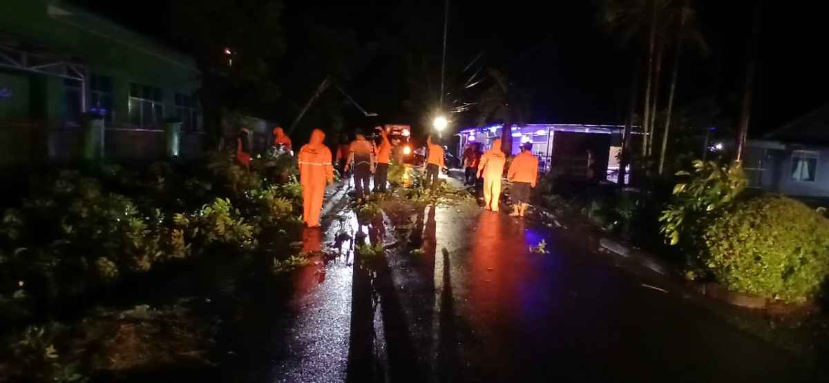 Para petugas gabungan, Rabu (23/4/2025) malam mengevakuasi pohon tumbang di Soak Baru Kecamatan Sekayu. Foto: Dok BPBD Muba.