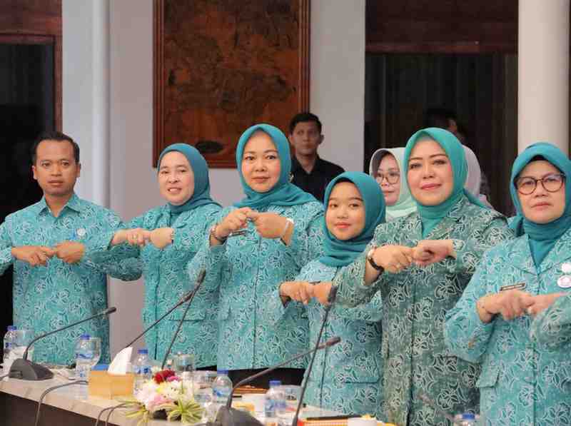 Ketua TP PKK Palembang, Dewi Sastriani SAg menghadiri Rapat Koordinasi (Rakor) TP PKK Sumsel, di Griya Agung, Kamis (24/4/2025). Foto: Kominfo Palembang.
