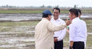 Presiden Prabowo Subianto, Mentan Andi Amran Sulaiman, dan Gubernur Sumsel Herman deru berbicara tentang pertanian di Desa Simpang Pelabuhan Dalam, Kecamatan Pemulutan, Kabupaten Ogan Ilir, Rabu (23/4/2025). Foto: Humas Pemprov Sumsel.