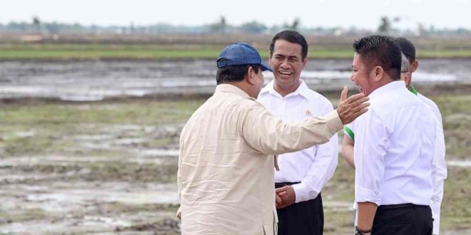 Presiden Prabowo Subianto, Mentan Andi Amran Sulaiman, dan Gubernur Sumsel Herman deru berbicara tentang pertanian di Desa Simpang Pelabuhan Dalam, Kecamatan Pemulutan, Kabupaten Ogan Ilir, Rabu (23/4/2025). Foto: Humas Pemprov Sumsel.