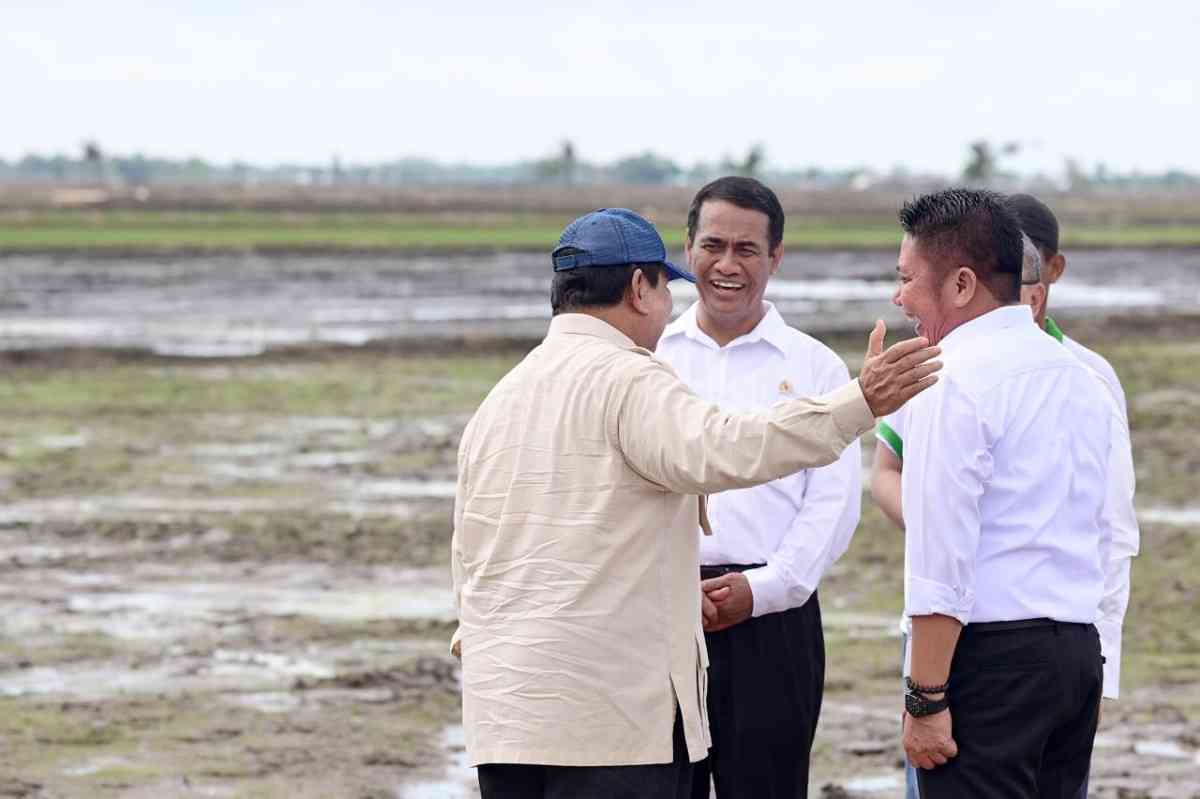 Presiden Prabowo Subianto, Mentan Andi Amran Sulaiman, dan Gubernur Sumsel Herman deru berbicara tentang pertanian di Desa Simpang Pelabuhan Dalam, Kecamatan Pemulutan, Kabupaten Ogan Ilir, Rabu (23/4/2025). Foto: Humas Pemprov Sumsel.