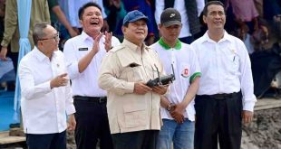 Didampingi Gubernur Sumsel Herman Deru dan Menteri Pertanian, Presiden Prabowo Subianto menebar benih padi lewat drone di Desa Simpang Pelabuhan Dalam, Kecamatan Pemulutan, Kabupaten Ogan Ilir, Rabu (23/4/2025). Foto: Humas Pemprov Sumsel.