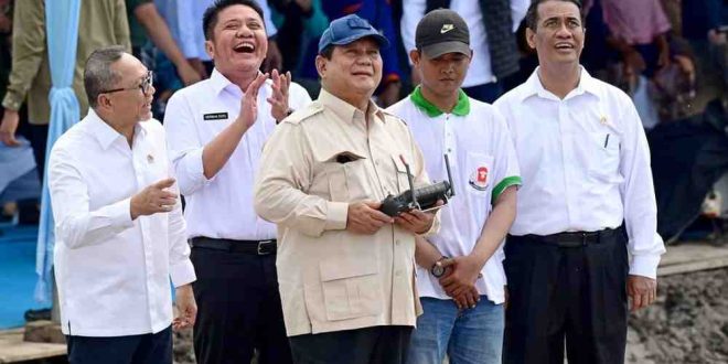 Didampingi Gubernur Sumsel Herman Deru dan Menteri Pertanian, Presiden Prabowo Subianto menebar benih padi lewat drone di Desa Simpang Pelabuhan Dalam, Kecamatan Pemulutan, Kabupaten Ogan Ilir, Rabu (23/4/2025). Foto: Humas Pemprov Sumsel.