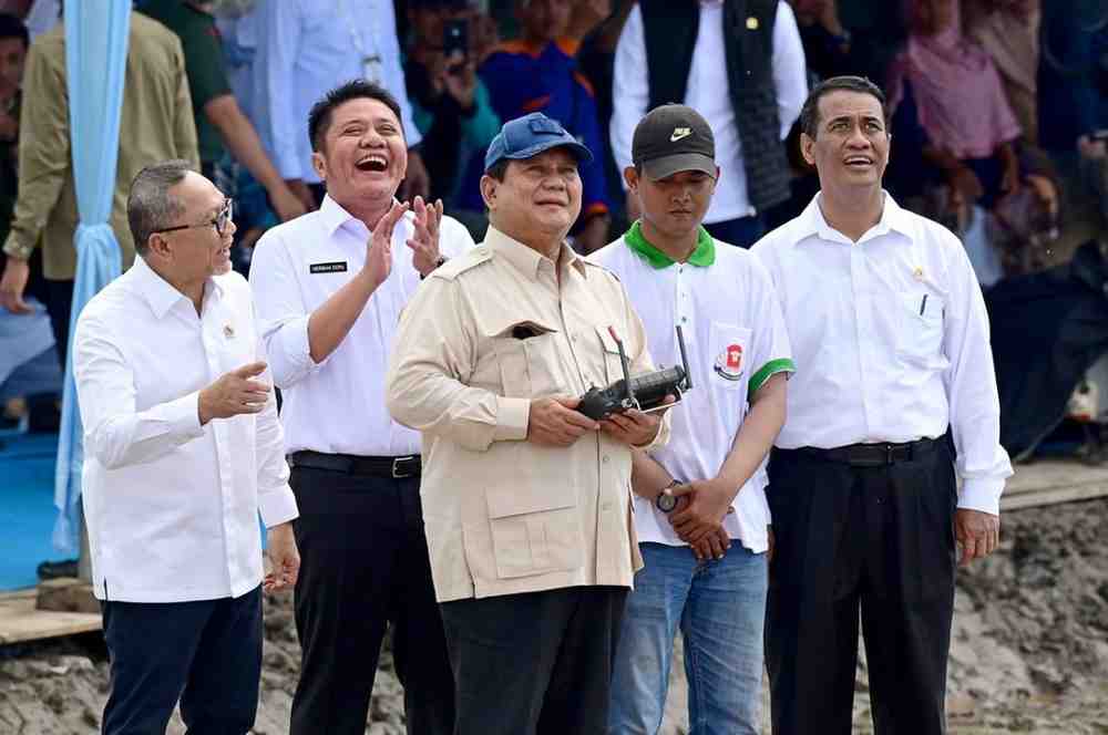 Didampingi Gubernur Sumsel Herman Deru dan Menteri Pertanian, Presiden Prabowo Subianto menebar benih padi lewat drone di Desa Simpang Pelabuhan Dalam, Kecamatan Pemulutan, Kabupaten Ogan Ilir, Rabu (23/4/2025). Foto: Humas Pemprov Sumsel.