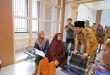 Wawako Palembang, Prima Salam berdialog dengan warga yang kebetulan ada di kantor Camat Seko, Senin (21/4/2025). Foto: Kominfo Palembang.