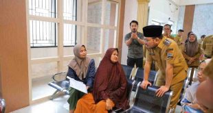 Wawako Palembang, Prima Salam berdialog dengan warga yang kebetulan ada di kantor Camat Seko, Senin (21/4/2025). Foto: Kominfo Palembang.