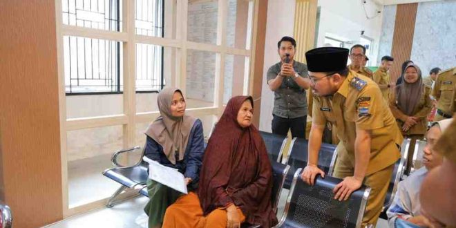 Wawako Palembang, Prima Salam berdialog dengan warga yang kebetulan ada di kantor Camat Seko, Senin (21/4/2025). Foto: Kominfo Palembang.
