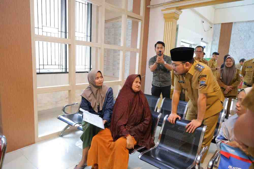 Wawako Palembang, Prima Salam berdialog dengan warga yang kebetulan ada di kantor Camat Seko, Senin (21/4/2025). Foto: Kominfo Palembang.