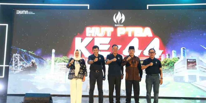 Wagub Sumsel, Cik Ujang bersama para petinggi PTBA pada puncak HUT PTBA ke-44 di Tanjungenim, Jumat (11/4/2025), Foto: Humas Pemprov SUmsel.