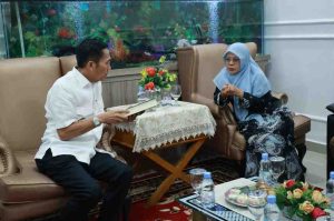Walikota Palembang, Ratu Dewa menerima kunjungan tim penulisan terjemahan Alquran dalam bahasa Palembang, Rabu (8/4/2025). Foto: Kominfo Palembang.