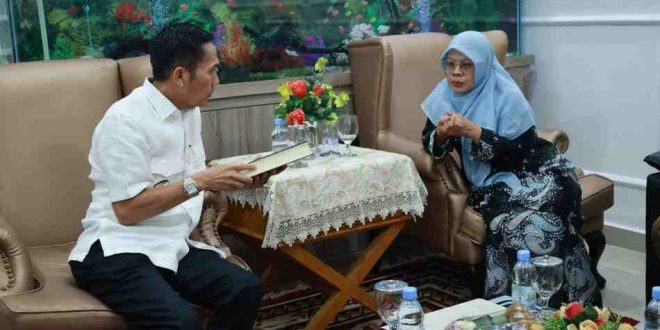 Walikota Palembang, Ratu Dewa menerima kunjungan tim penulisan terjemahan Alquran dalam bahasa Palembang, Rabu (8/4/2025). Foto: Kominfo Palembang.