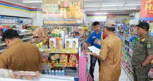 Dinas Perdagangan dan Perindustrian Muba melakukan sidak ke sejumlah minimarket dan toko yang menjual produk mengandung lemak babi, Rabu (23/4/2025). Foto: Kominfo Muba.