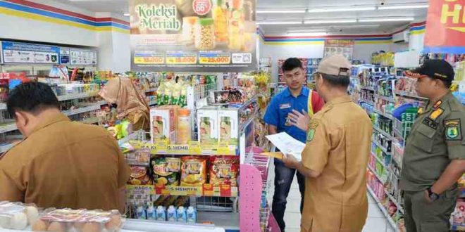 Dinas Perdagangan dan Perindustrian Muba melakukan sidak ke sejumlah minimarket dan toko yang menjual produk mengandung lemak babi, Rabu (23/4/2025). Foto: Kominfo Muba.