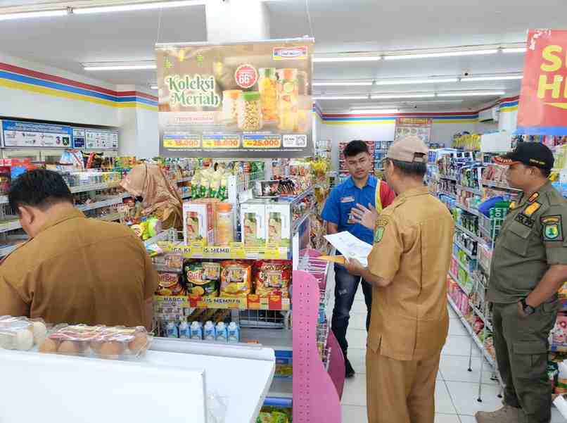 Dinas Perdagangan dan Perindustrian Muba melakukan sidak ke sejumlah minimarket dan toko yang menjual produk mengandung lemak babi, Rabu (23/4/2025). Foto: Kominfo Muba.
