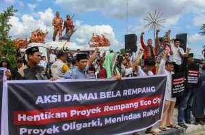 Warga Rempang yang menggelar aksi menolak lahan mereka digusur paksa, dengan alasan PSN. Foto: Dok Antara.