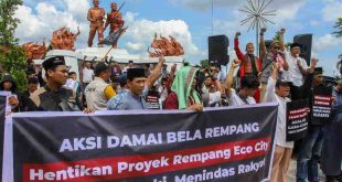 Warga Rempang yang menggelar aksi menolak lahan mereka digusur paksa, dengan alasan PSN. Foto: Dok Antara.