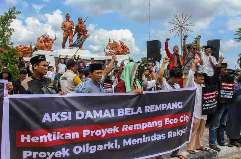 Warga Rempang yang menggelar aksi menolak lahan mereka digusur paksa, dengan alasan PSN. Foto: Dok Antara.