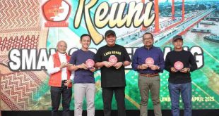 Gubernur Sumsel, Herman Deru bersama Pangdam II Sriwijaya Mayjen TNI Ujang Darwis hadir di acara reuni SMAN 3 Palembang, Sabtu (5/4/2025). Foto: Humas Pemprov Sumsel.