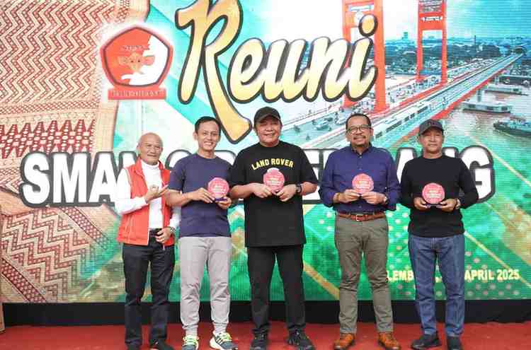 Gubernur Sumsel, Herman Deru bersama Pangdam II Sriwijaya Mayjen TNI Ujang Darwis hadir di acara reuni SMAN 3 Palembang, Sabtu (5/4/2025). Foto: Humas Pemprov Sumsel.