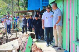 Wabup Muba, Rohman mengunjungi lokasi longsor di Desa Kasmaran, Babat Toman, Minggu (6/4/2025). Foto: Kominfo Muba.