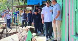 Wabup Muba, Rohman mengunjungi lokasi longsor di Desa Kasmaran, Babat Toman, Minggu (6/4/2025). Foto: Kominfo Muba.