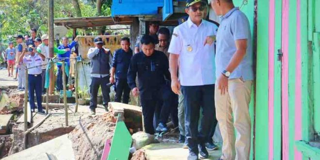 Wabup Muba, Rohman mengunjungi lokasi longsor di Desa Kasmaran, Babat Toman, Minggu (6/4/2025). Foto: Kominfo Muba.