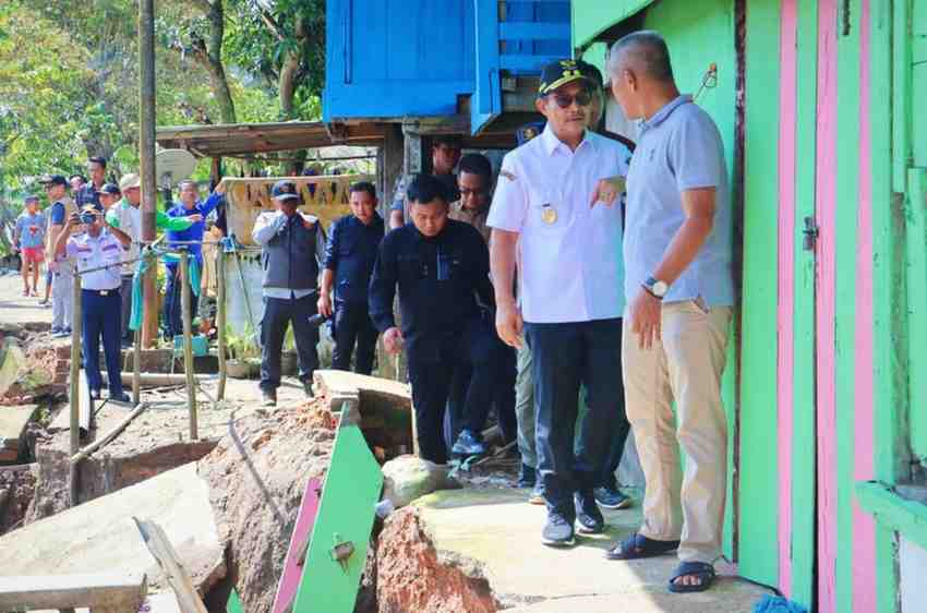 Wabup Muba, Rohman mengunjungi lokasi longsor di Desa Kasmaran, Babat Toman, Minggu (6/4/2025). Foto: Kominfo Muba.