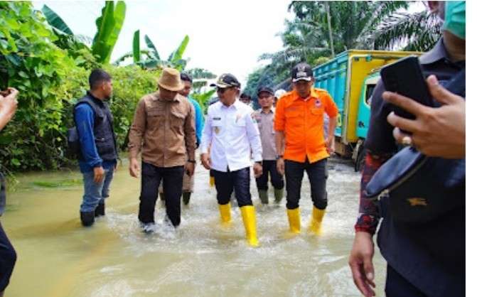 Wabup Muba, Rohman meninjau lokasi banjir di Desa Peninggalan, Kecamatan Tungkal Jaya, Kamis (10/4/2025). Foto: Kominfo Muba.