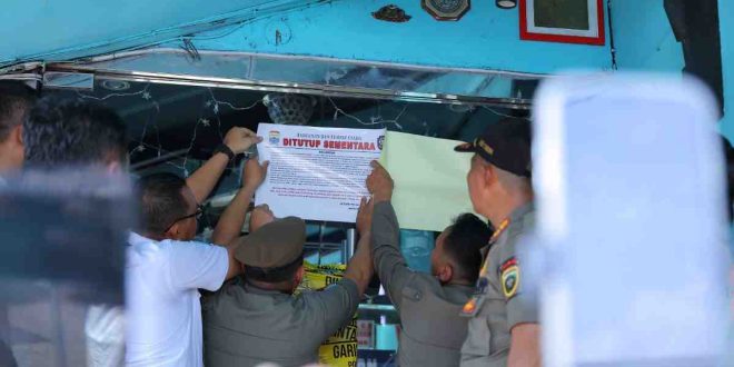 Tim gabungan Pemkot Palembang menyegel Darma Agung, Selasa (8/4/2025). Foto: Kominfo Palembang.
