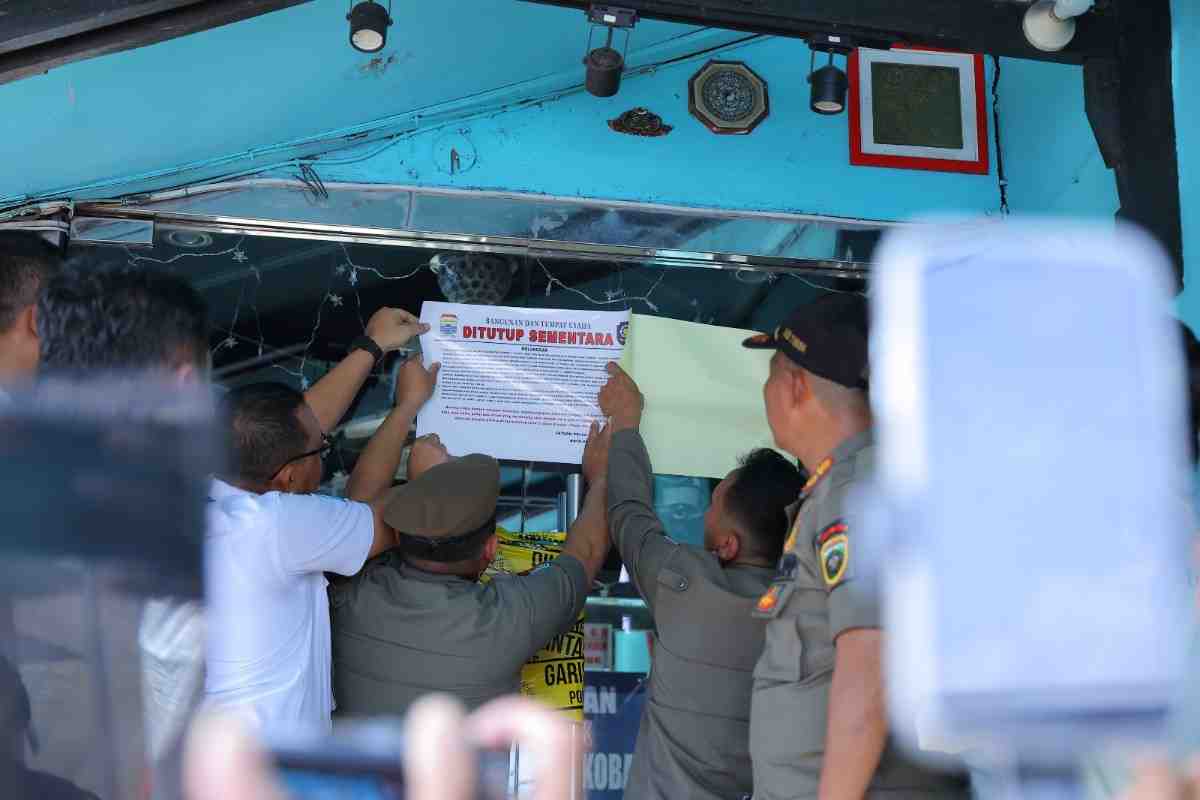 Tim gabungan Pemkot Palembang menyegel Darma Agung, Selasa (8/4/2025). Foto: Kominfo Palembang.