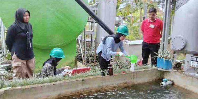 Tim RSUD Sekayu secara rutin mengecek limbah buangan rumah sakit. Foto: Dok RSUD Sekayu.