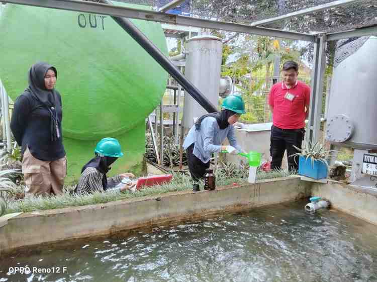 Tim RSUD Sekayu secara rutin mengecek limbah buangan rumah sakit. Foto: Dok RSUD Sekayu.