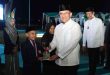 Sekda Sumsel Edward Candra menyerahkan tropi kepada salah satu juara pada penutupan STQH Sumsel di Talangubi, PALI, Minggu (27/4/2025) malam. Foto: Humas Pemprov Sumsel.