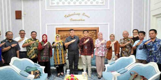 Sekda Palembang. Aprizal Hasyim saat menerima Wahyudi, Senior Manager Komunikasi Umum PLN UID WS2JB, Jumat (25/4/2025). Foto: Kominfo Palembang.