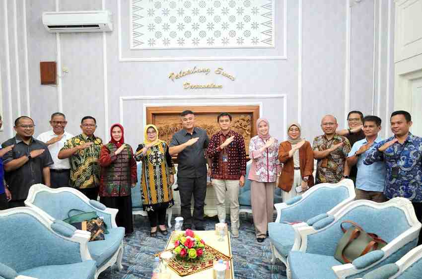 Sekda Palembang. Aprizal Hasyim saat menerima Wahyudi, Senior Manager Komunikasi Umum PLN UID WS2JB, Jumat (25/4/2025). Foto: Kominfo Palembang.