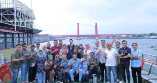 Suasana halal bihalal dan silaturahmi alumni SMAN 3 Palembang yang digelar di atas Kapal Putri Kembang Dadar, Jumat (4/4/2025), Foto: Kominfo Palembang.