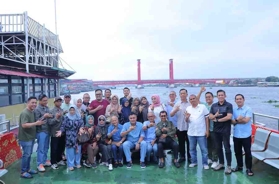 Suasana halal bihalal dan silaturahmi alumni SMAN 3 Palembang yang digelar di atas Kapal Putri Kembang Dadar, Jumat (4/4/2025), Foto: Kominfo Palembang.
