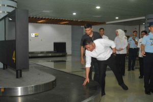 Gubernur Sumsel, Herman Deru meninjau bandara SMB II Palembang, Rabu (30/4/2025). Foto: Humas Pemprov Sumsel.