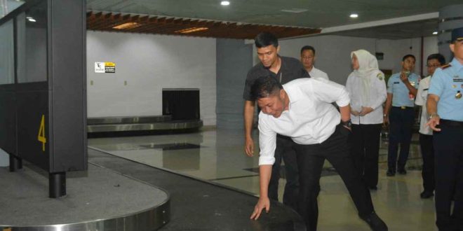 Gubernur Sumsel, Herman Deru meninjau bandara SMB II Palembang, Rabu (30/4/2025). Foto: Humas Pemprov Sumsel.
