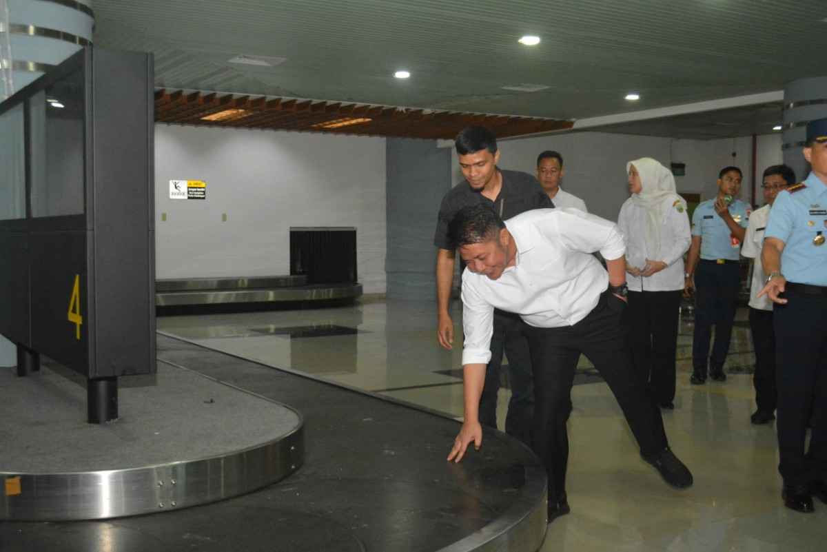 Gubernur Sumsel, Herman Deru meninjau bandara SMB II Palembang, Rabu (30/4/2025). Foto: Humas Pemprov Sumsel.