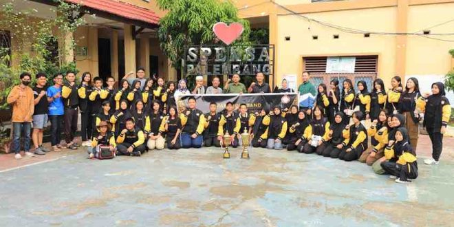 Kepala Dinas Pendidikan Kota Palembang, Adrianus Amri melepas kontingen Marching Band SMPN 1 Palembang yang mengikuti lomba LMC (Lampung Marching Competition) 2025. Foto: Sumselheadline/Pitria.
