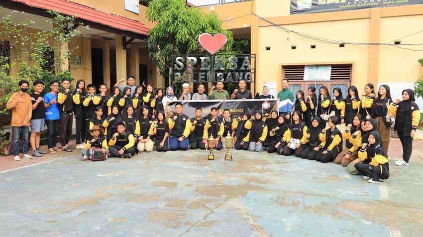 Kepala Dinas Pendidikan Kota Palembang, Adrianus Amri melepas kontingen Marching Band SMPN 1 Palembang yang mengikuti lomba LMC (Lampung Marching Competition) 2025. Foto: Sumselheadline/Pitria.
