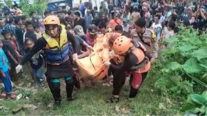 Tim Gabungan mengevakuasi jasad salah satu korban lansia yang tenggelam, Kamis (17/4/2025). Foto: Kominfo Muba.