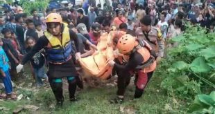 Tim Gabungan mengevakuasi jasad salah satu korban lansia yang tenggelam, Kamis (17/4/2025). Foto: Kominfo Muba.