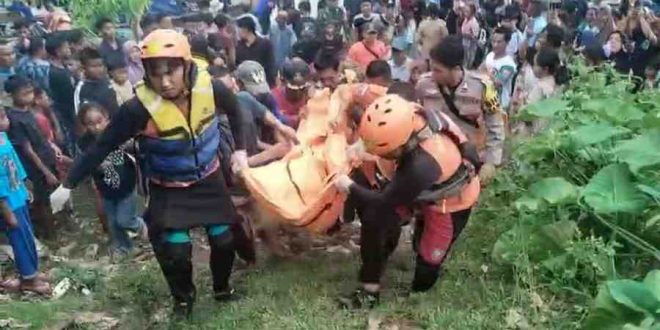 Tim Gabungan mengevakuasi jasad salah satu korban lansia yang tenggelam, Kamis (17/4/2025). Foto: Kominfo Muba.
