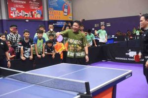 Gubernur Sumatera Selatan Herman Deru saat membuka Kejuaraan Tenis Meja “Indonesia Pingpong League Youth Zona 1 Sumatera 2025”, kejuaraan ini diselenggarakan di Pitstop XIOM Table Tennis Center Palembang, Sabtu (26/4/2025). Foto: Humas Pemprov Sumsel.